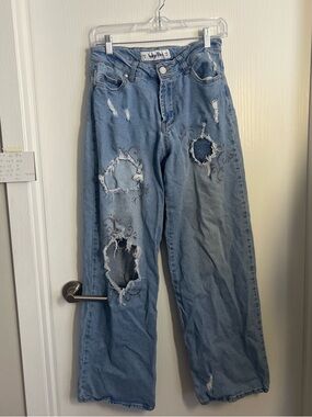 Vintage-Inspired Light Blue Distressed Women’s Jeans